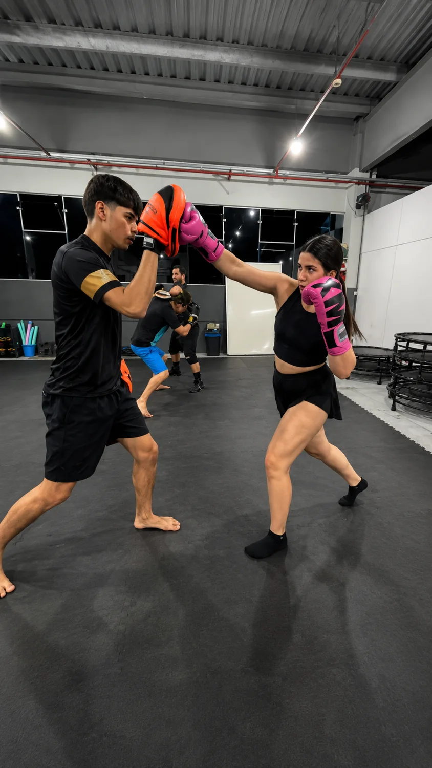 Aluna praticando boxe com acompanhamento técnico na Punch